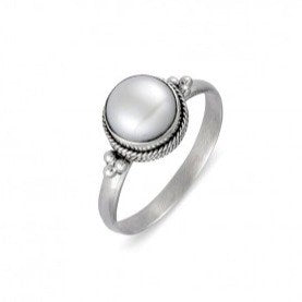 Round Pearl Ring with Detailed Basket